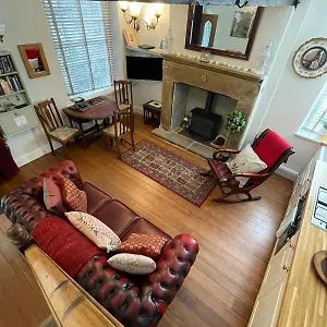 The Little Hideaway - Historic Gem Off Main Street Holiday home